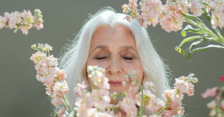 The Grey Hair Reverse Guide: Understanding 6 Causes & Powerful Natural Strategies